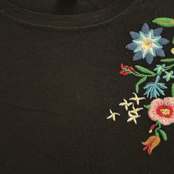 Cotton Emporium Black Floral Embroidered Tee - Size Large - Picture 6 of 6